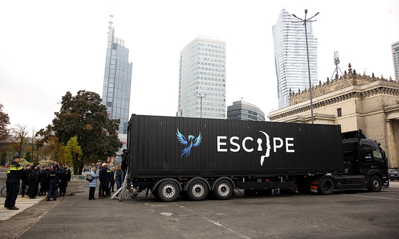 na zdjęciu Escapetruck stoi na parkingu w centrum Warszawy, w tle znajdują się wieżowce