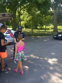 policjantka rozmawia z chłopcem i dziewczynką