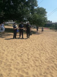 policjanci i strażnik miejski na plaży