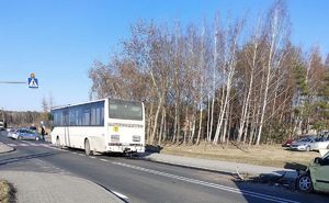 miejsce wypadku w Romanowie, po prawej stronie autobus za nim samochód koloru żółtego z uszkodzonym  przodem, po lewej widać  policyjny radiowóz