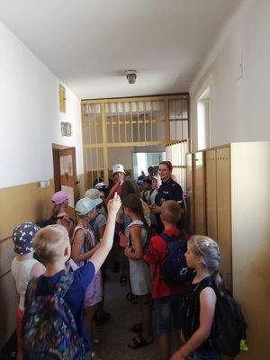 Dzieci zwiedzają były areszt znajdujący się w sieradzkiej komendzie.