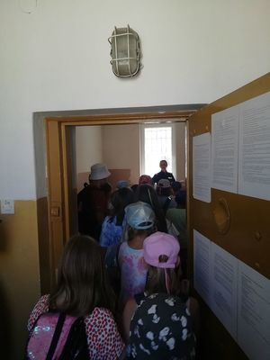 Dzieci stoją w jednej z cel byłego aresztu w sieradzkiej komendzie.