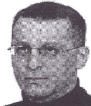 wizerunek twarzy mężczyzny o krótko ściętych włosach, założone ma okulary