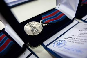 Medal imienia Andrzeja Struja wręczony   policjantom.