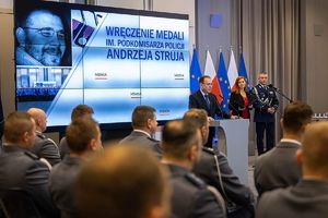 Uroczystość wręczenia medali policjantom z Komisariatu w Błaszakach w udziałem Ministra Spraw Wewnętrznych i Komendanta Głównego Policji.