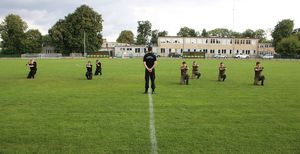 Uroczystość ślubowania klasy mundurowo - policyjnej zespołu szkół w Warcie na Stadionie Miejskim w Warcie - pokaz technik interwencji.