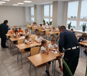 W szkole podstawowej policjanci przeprowadzają finał powiatowy Akademii Bezpieczeństwa.