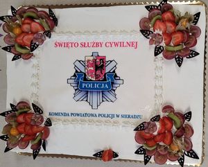 Święto Służby Cywilnej w sieradzkiej komendzie - okolicznościowy tort.