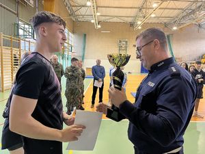 Powiatowe eliminacje konkursu o puchar Komendanta Wojewódzkiego Policji w lodzi na sali gimnastycznej II Liceum Ogólnokształcącego w Sieradzu. gdzie wzięli udział uczniowie szkól średnich.