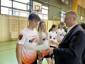 Powiatowe eliminacje konkursu o puchar Komendanta Wojewódzkiego Policji w lodzi na sali gimnastycznej II Liceum Ogólnokształcącego w Sieradzu. gdzie wzięli udział uczniowie szkól średnich.