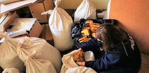 policjantka zabezpiecza nielegalny tytoń i papierosy