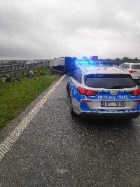 przewrócony bus na drodze s-8 uderzył w bariery na miejscu policja i służba drogowa