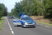 policjanci pracują na miejscu wypadku drogowego