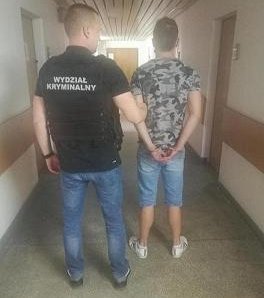 policjant prwoadzi złodzieja perfum