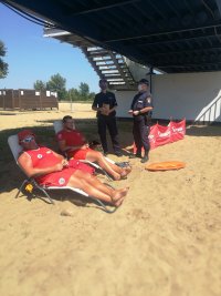 policjantka i strażnik miejski z ratownikami na plaży