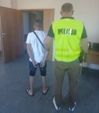 zatrzymany mężczyzna i policjant