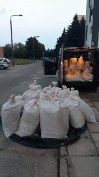 zabezpieczony samochód reanult , z załadunkiem nielegalnego tytoniu, przed samochodem worki jutowe z tytoniem
