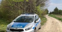 przy kompleksie leśnym zaparkowany jest oznakowany radiowóz