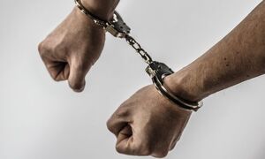 ręce spięte kajdankami