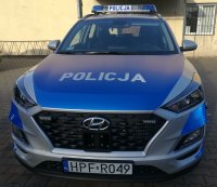 przed budynkiem komisariatu w Warcie stoi oznakowany radiowóz Hyundai Tucson