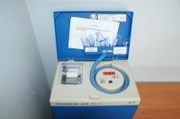 na stoliku stoi urządzenie do badania stężenia alkoholu w wydychanym powietrzu