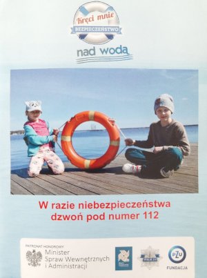 na obrazku widoczna jest ulotka promująca akcję &quot;Kręci mnie bezpieczeństwo nad wodą&quot;