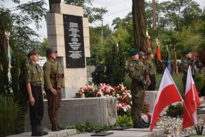 Przy pomniku poległych żołnierzy umundurowani żołnierze i harcerze pełnią wartę