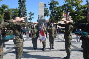 Na Placu Piłsudskiego w Sieradzu stoją żołnierze ustawieni w szeregu, składają przysięgę