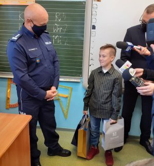 Wizyta Komendanta Powiatowego Policji w Sierdziu oraz Prezydenta Miasta Sieradza w szkole do której chodzi 11-letni Kuba i wręczenie podziękowań i upominków