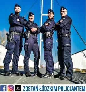 Na moście stoją umundurowane dwie policjantki i dwóch policjantów na dole napis zostań łódzkim policjantem.