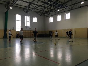 na hali sportowej rozgrywki piłki nożnej