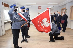 Na auli Komendy Powiatowej Policji w Sieradzu uroczystość pożegnania Komendanta Powiatowego Policji w Sieradzu insp. Cezarego Adamczyka, komendant żegna się ze sztandarem