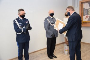 Na auli Komendy Powiatowej Policji w Sieradzu uroczystość pożegnania Komendanta Powiatowego Policji w Sieradzu insp. Cezarego Adamczyka, podziękowanie Starosty