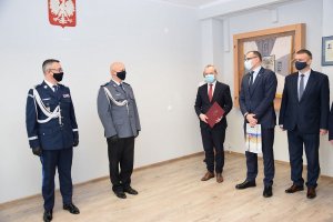 Na auli Komendy Powiatowej Policji w Sieradzu uroczystość pożegnania Komendanta Powiatowego Policji w Sieradzu insp. Cezarego Adamczyka, podziękowanie Prezydenta