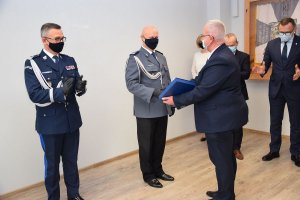 Na auli Komendy Powiatowej Policji w Sieradzu uroczystość pożegnania Komendanta Powiatowego Policji w Sieradzu insp. Cezarego Adamczyka, podziękowanie Wójta