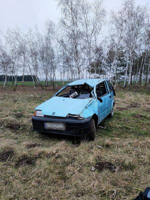 na łące stoi uszkodzone cinquecento koloru niebieskiego