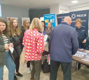 policjanci na Sieradzkiej Giełdzie Pracy