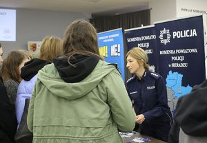 policjanci na Sieradzkiej Giełdzie Pracy