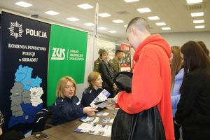 policjanci na Sieradzkiej Giełdzie Pracy