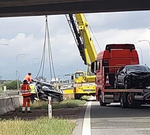 miejsce wypadku drogowego na drodze S-8, pracują służby drogowe, które zabezpieczającą uszkodzone samochody na lawetę