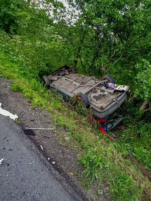 w przydrożnym rowie leży samochód osobowy,