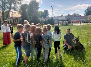 umundurowani policjanci uczestniczą w spotkaniu z dziećmi,