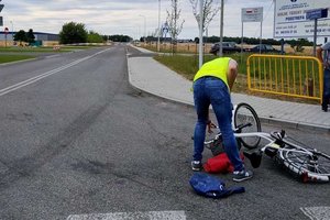 miejsce wypadku drogowego, policjant w kamizelce odblaskowej wykonuje oględziny roweru