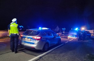 policjanci w trakcie czynności na miejscu wypadku