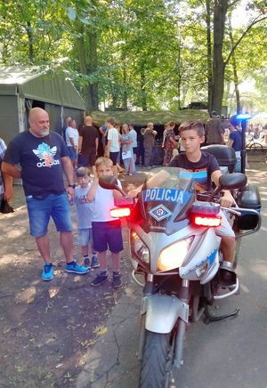 dziewczynka siedzi na policyjnym motocyklu