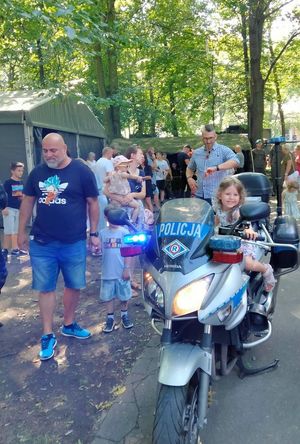 chłopiec siedzi na policyjnym motocyklu