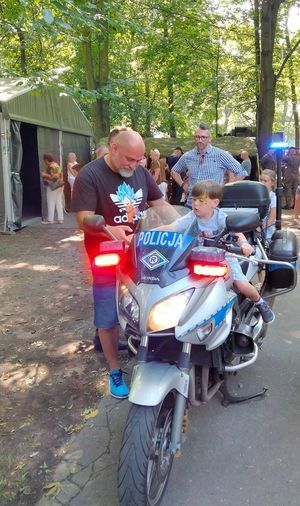 dziewczynka siedzi na policyjnym motocyklu