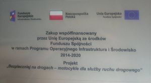 tabliczka z  nazwą programu w ramach którego finansowany  był zakup motocykli