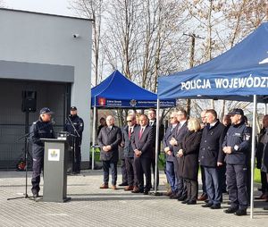 Uroczystość otwarcia nowej siedziby Komisariatu Policji w Warcie –przy mównicy stoi Komendant Wojewódzki Policji w Łodzi po prawej stronie namiot gdzie stoją zaproszeni goście