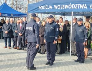 Uroczystość otwarcia nowej siedziby Komisariatu Policji w Warcie – Komendant Komisariatu składa meldunek I Zastępcy Komendanta Głównego Policji, po prawej stronie namiot gdzie stoją zaproszeni goście